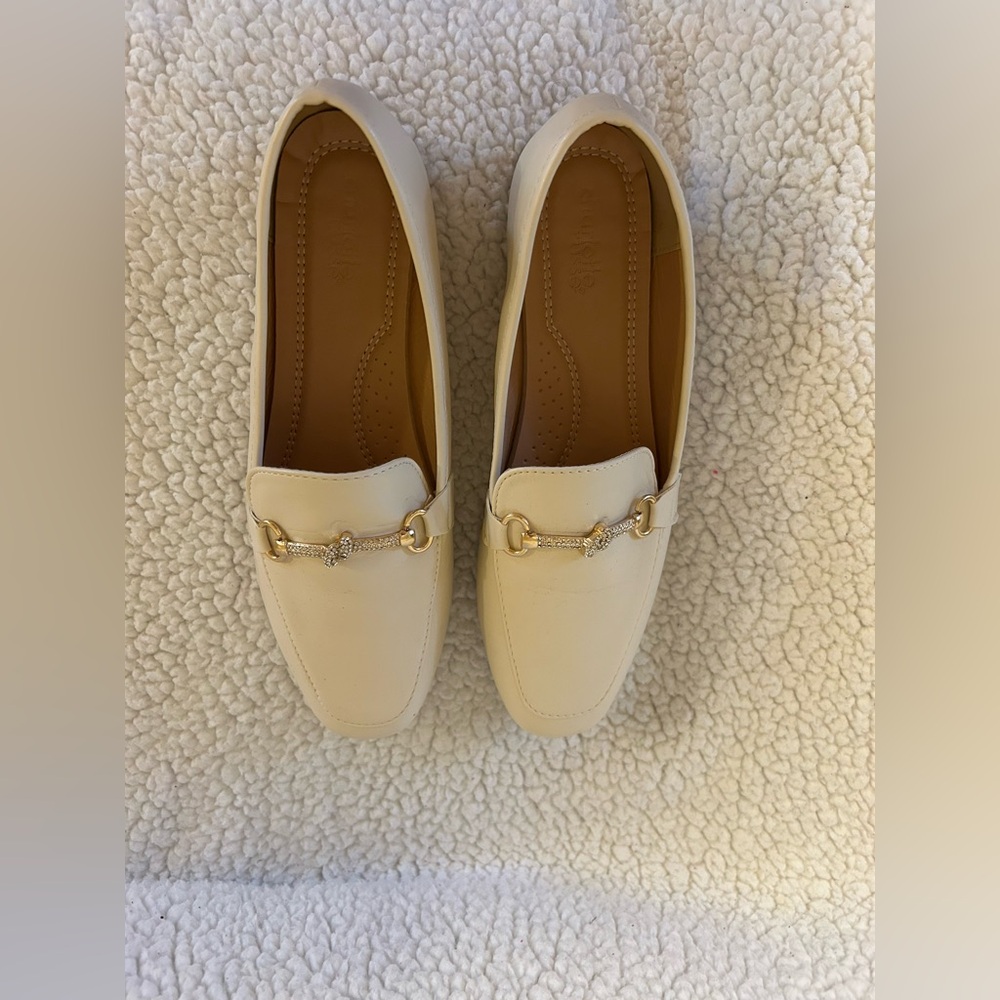 EUC Charlotte Russe size 10 cream loafers